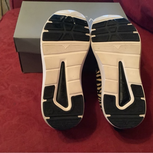 Vionic remi tiger print sneakers. Arch support orthotic. Black ties - Picture 3 of 9